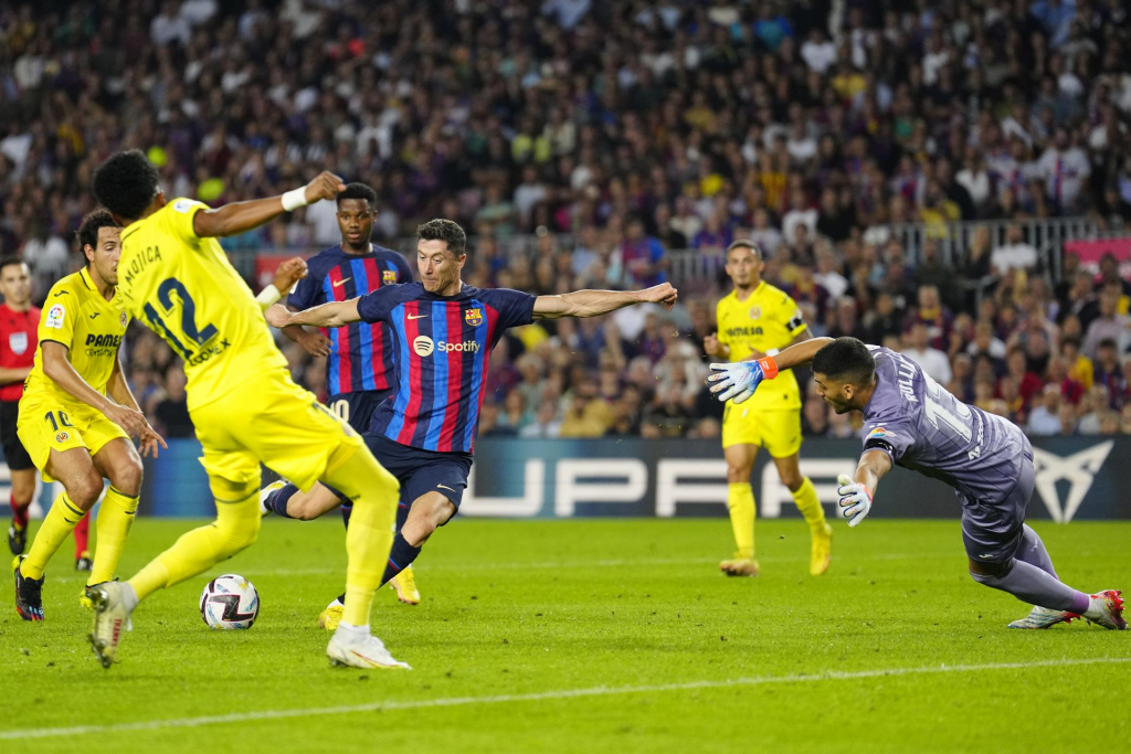 Lewandowski brilha, Barcelona supera Villarreal e volta a vencer no Espanhol