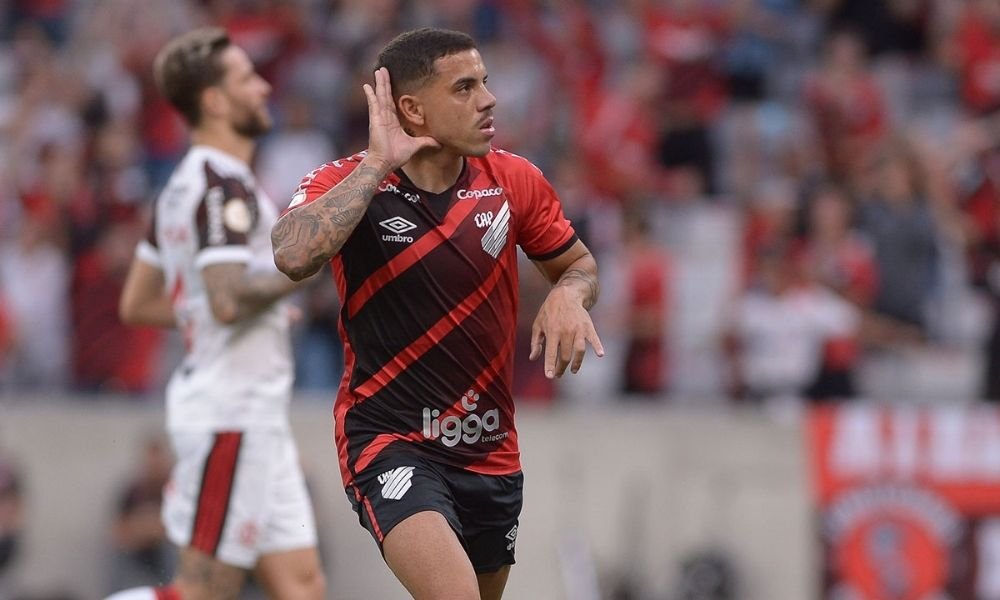 Athletico Paranaense vence Flamengo por 1 a 0 com pênalti polêmico