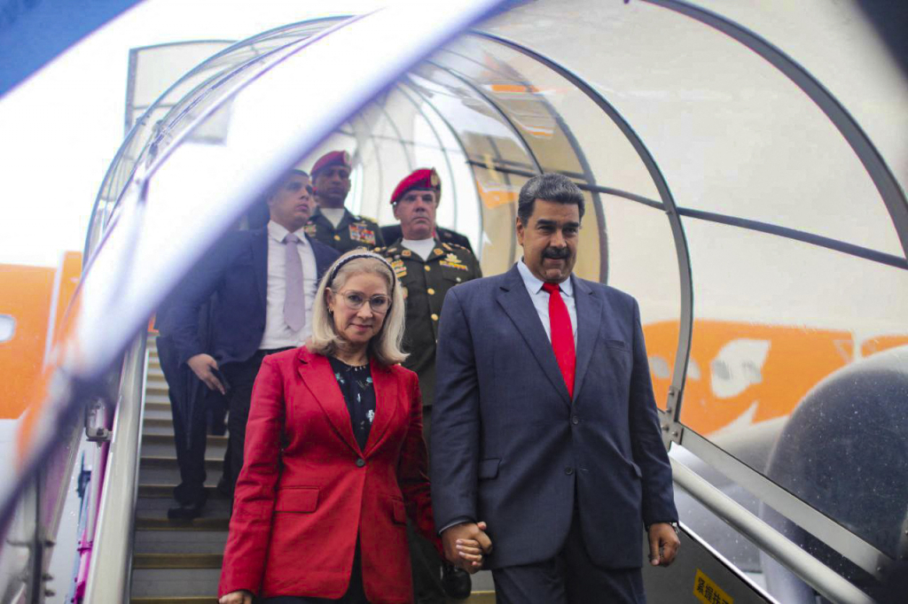 Maduro chega à China em busca de apoio para superar crise: ‘Choverão boas notícias para o povo venezuelano’
