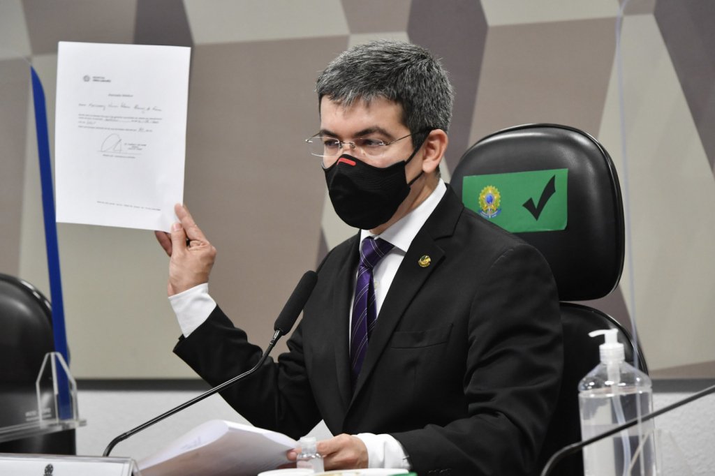 Randolfe Rodrigues pede que STF investigue falas de Bolsonaro sobre vacina para crianças