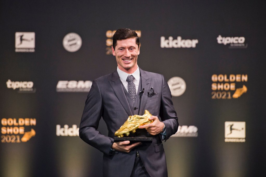 Lewandowski recebe prêmio ‘Chuteira de Ouro’ e exalta Messi e Cristiano Ronaldo