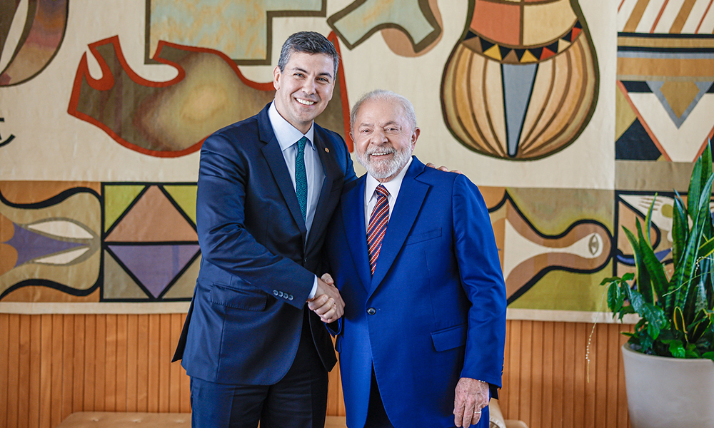 Lula chega ao Paraguai para posse de Peña e reunião com Lugo