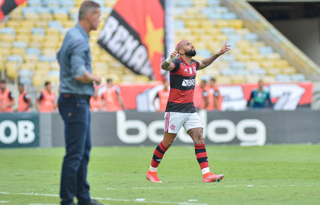 Flamengo vence Corinthians e segue na cola do Internacional na ponta do Brasileirão