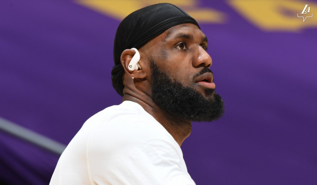 LeBron James ofende torcedores dos Lakers durante derrota para os Pelicans