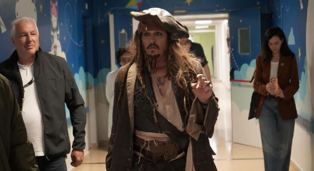 Johnny Depp visita hospital na Espanha como Jack Sparrow e alegra crianças em tratamento