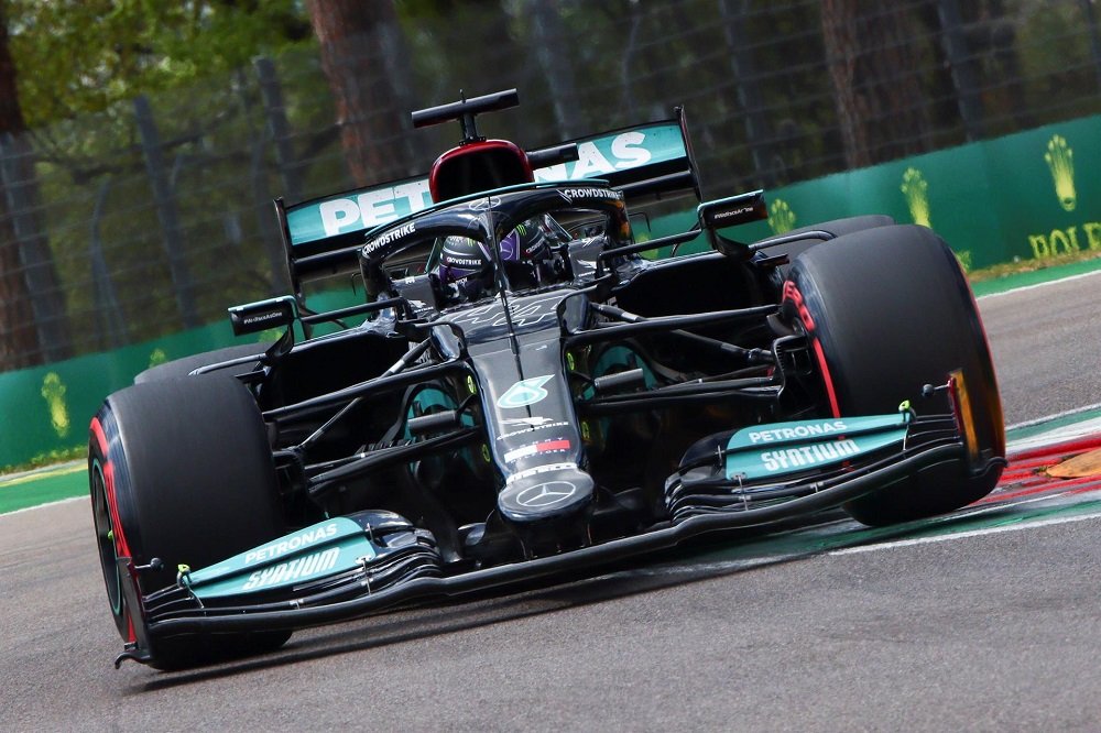 Lewis Hamilton faz a 99ª pole da carreira e larga na frente no GP de Emilia-Romagna