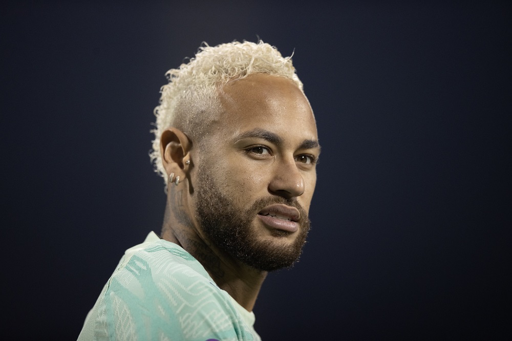 Neymar volta ao Brasil após eliminação e responde sobre jogar no Corinthians; assista