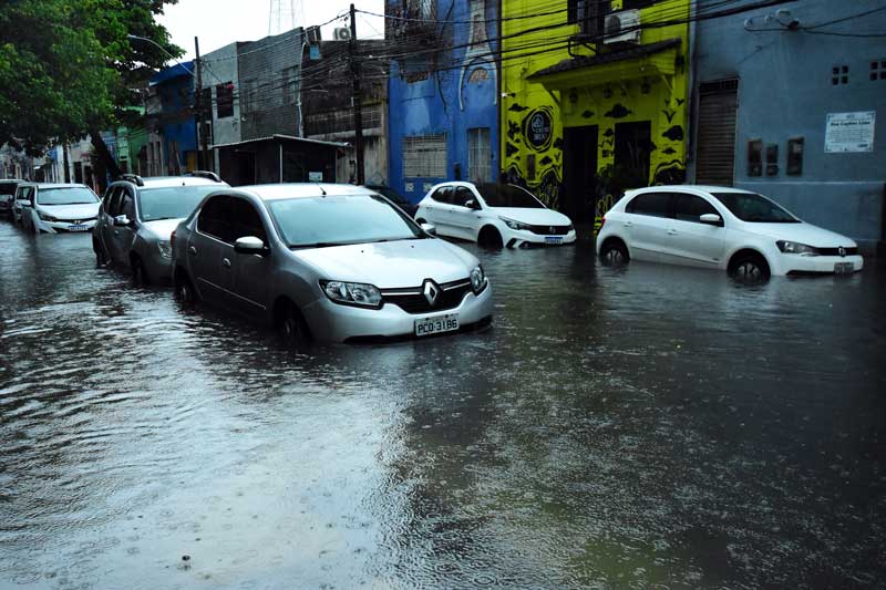 Fortes chuvas atingem Grande Recife, causam deslizamentos de terras e ao menos 30 mortes