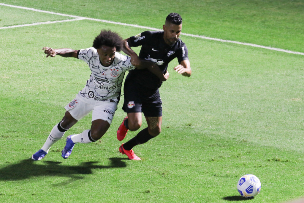 Corinthians busca dois gols nos minutos finais e empata com o Bragantino
