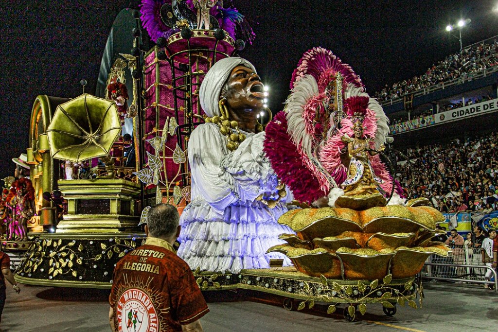 Mocidade Alegre, Rosas de Ouro Vai-Vai agitam o Sambódromo no segundo dia de desfiles em SP