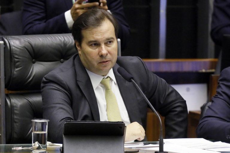 Maia retira MP do auxílio da pauta e critica Bolsonaro: ‘Culpa é do governo’