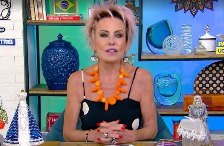 Ana Maria Braga usa colar de cenoura para protestar contra alta no preço: ‘Ostentando’