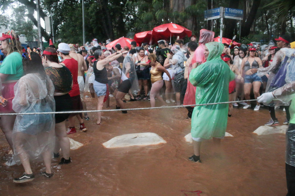 Carnaval: Chuva forte afugenta foliões em São Paulo e causa alagamentos