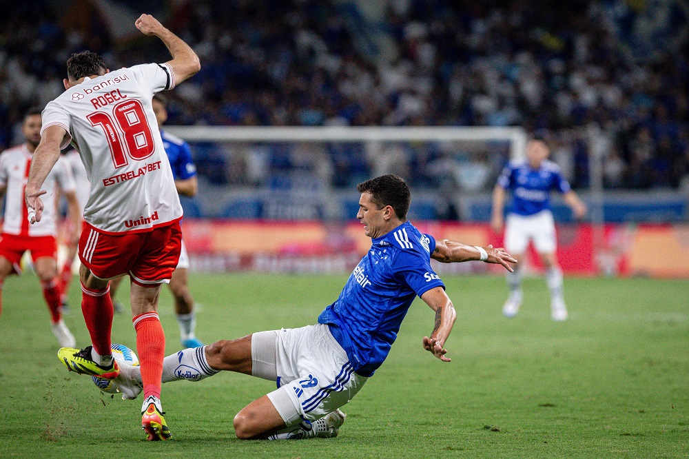 Dinenno, do Cruzeiro, sofre grave lesão no joelho, passa por cirurgia e só volta aos gramados em 2025