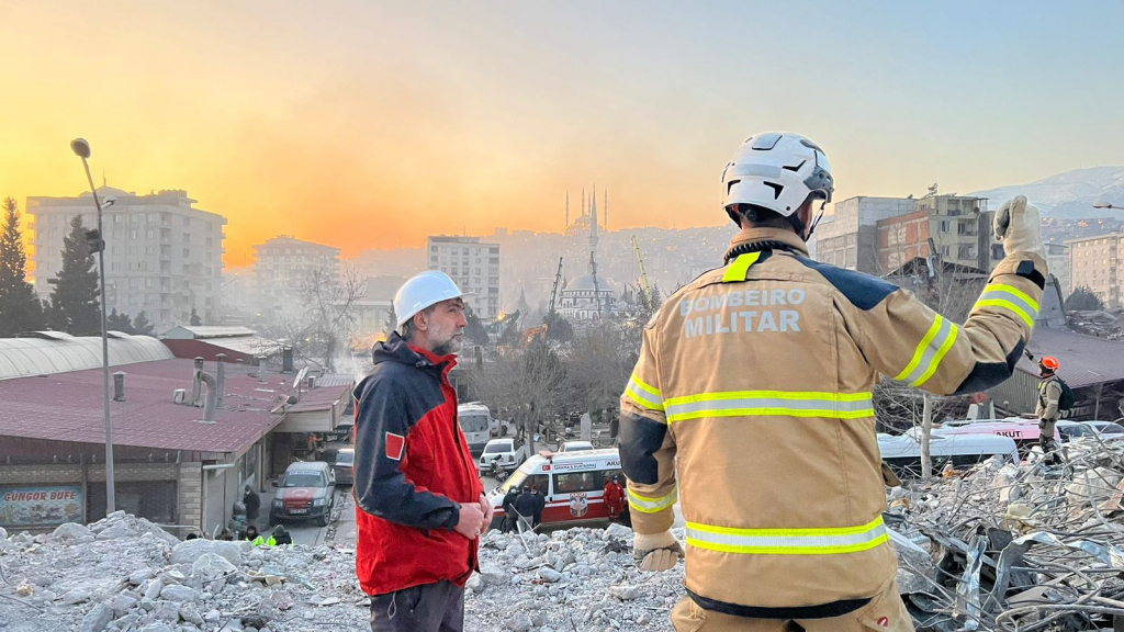 Bombeiros de Minas Gerais procuram por criança sob escombros na Turquia
