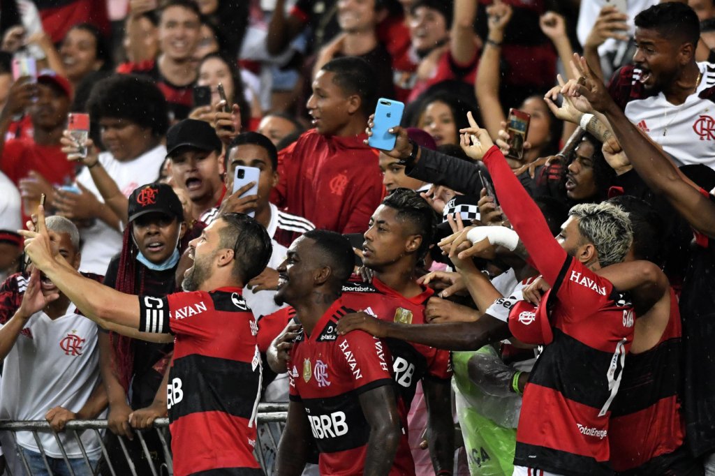 Flamengo bate o Ceará no Maracanã e adia título do Atlético-MG