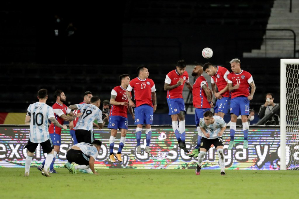 Com gol de falta de Messi, Argentina empata com o Chile em estreia na Copa América