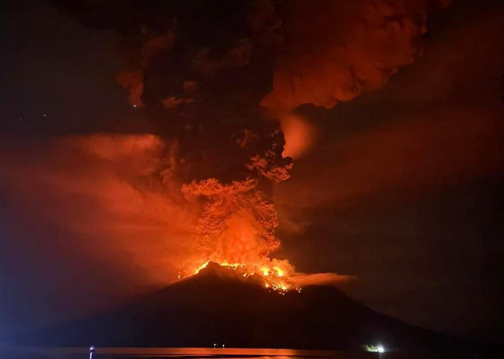 Após erupção de vulcão na Indonésia, equipes retiram moradores da região