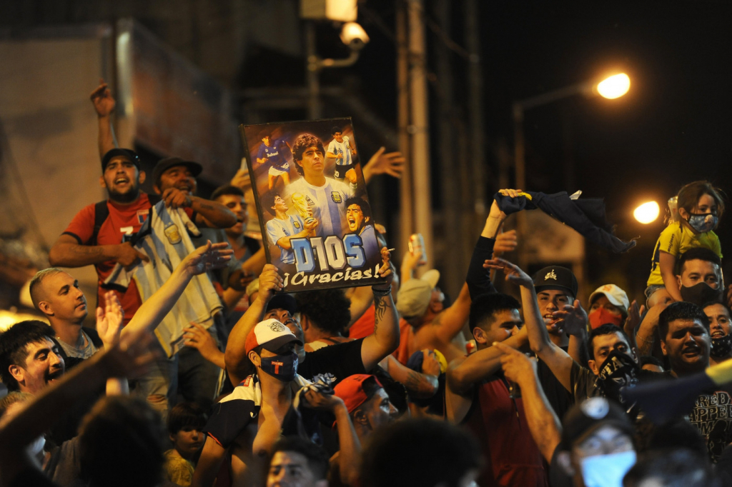 Lágrimas, comoção e vigílias: Argentinos prestam homenagens a Maradona
