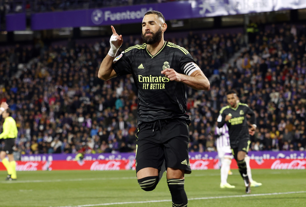 Benzema retorna, marca duas vezes, e Real Madrid bate o Valladolid pelo Espanhol