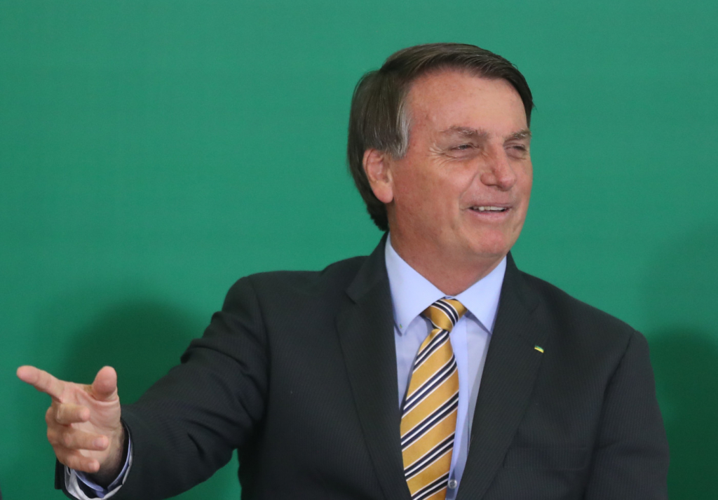 Bolsonaro declara apoio a candidato que lidera pesquisas com 65% em Rio Branco