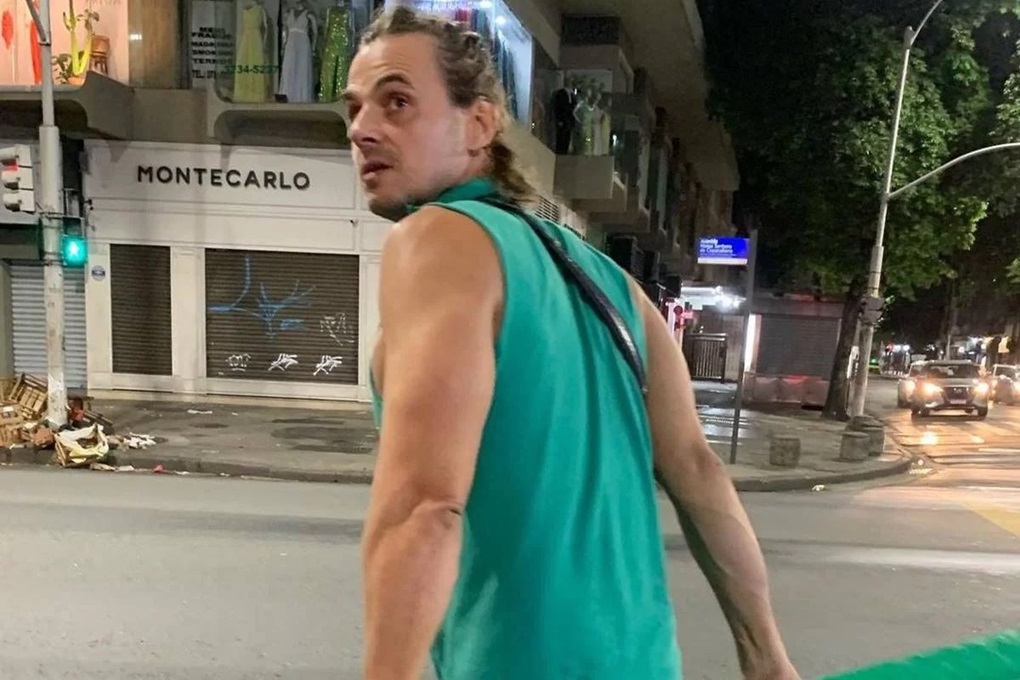 Ex-ator da Globo vende bebidas nas ruas do Rio de Janeiro: ‘Aqui não tem vítima’