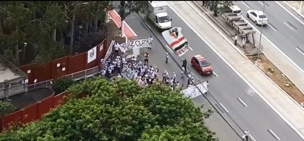 Torcedores vão ao CT do São Paulo, pedem saída de Diniz e criticam: ‘Time sem vergonha’