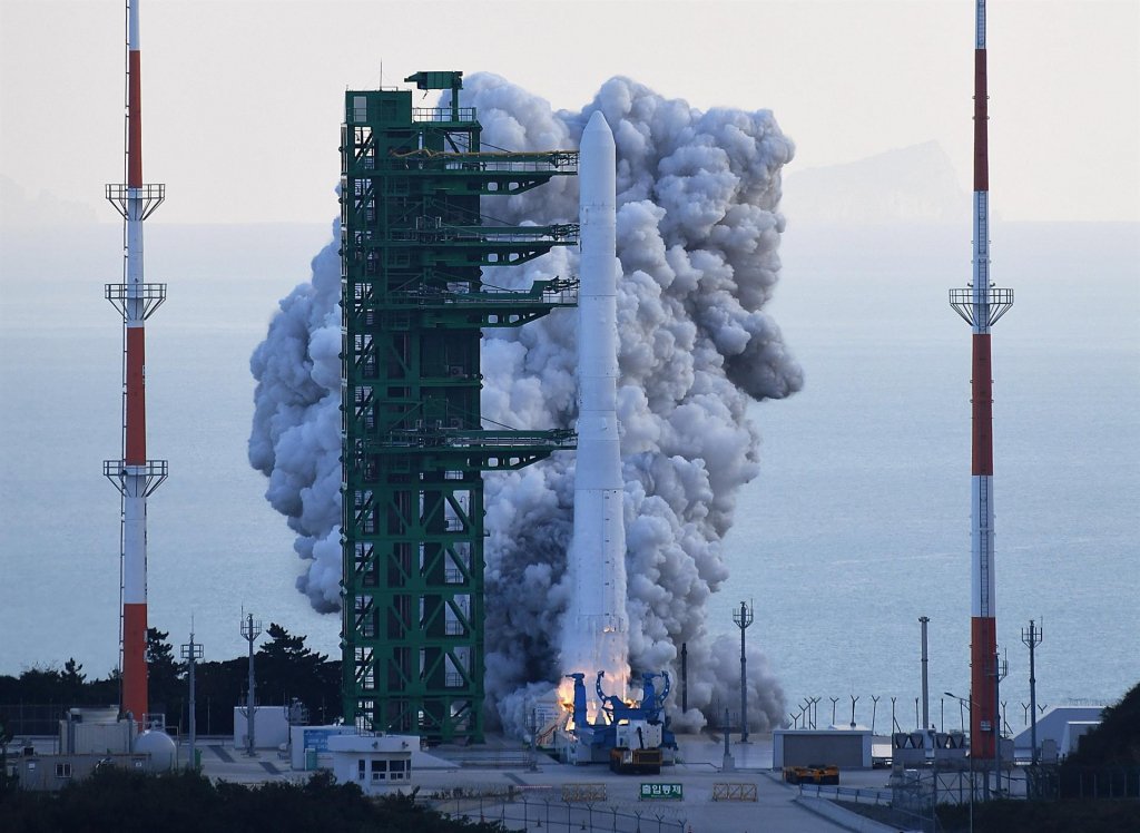 Coreia do Sul testa lançamento de primeiro foguete de fabricação nacional