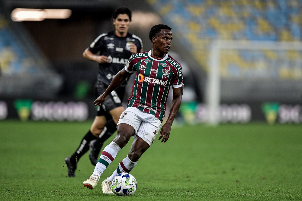 Fluminense vence, afunda Santos na crise e dorme no G4 do Brasileirão 