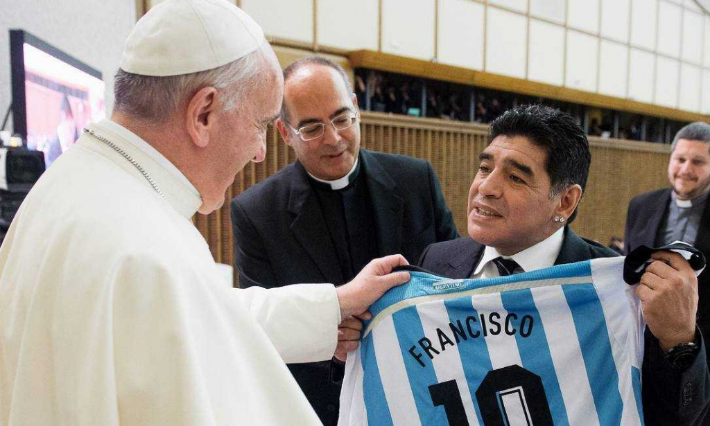 Papa Francisco diz que pensa em Maradona ‘com afeto’ e em oração