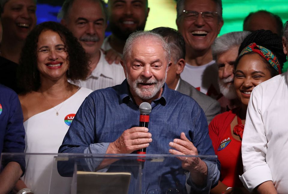 ‘Não existem dois brasis; vamos restabelecer a paz entre os divergentes’, diz Lula em seu primeiro discurso após vitória