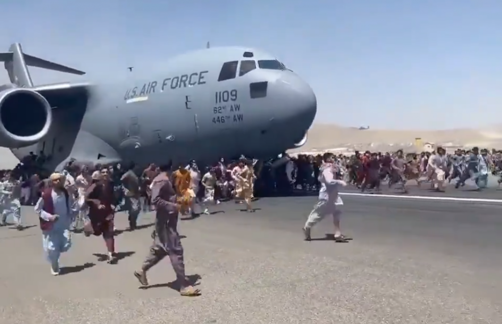 Multidão tenta entrar em avião militar para fugir do Afeganistão; cinco pessoas morreram