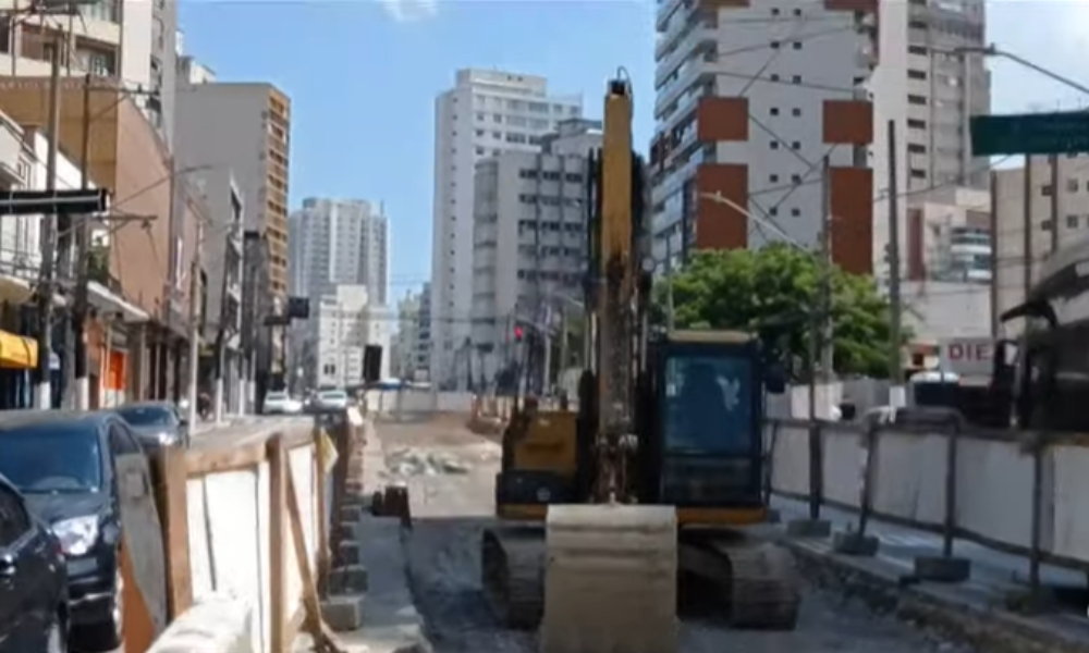 Semáforos que não funcionam e buracos transformam o cotidiano do Itaim Bibi em caos