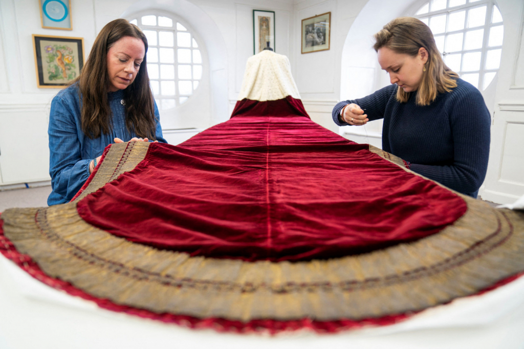 Rei Charles III vestirá túnica carmesim e roxa usada por George VI em sua coroação
