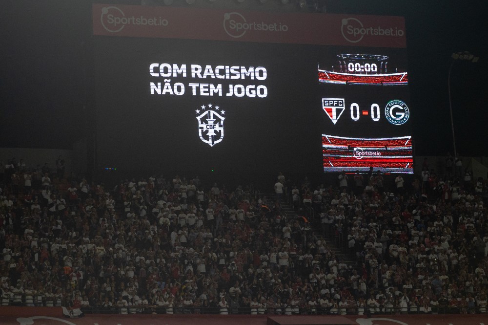 Racismo no futebol brasileiro: números aumentam, e casos não têm punições concretas