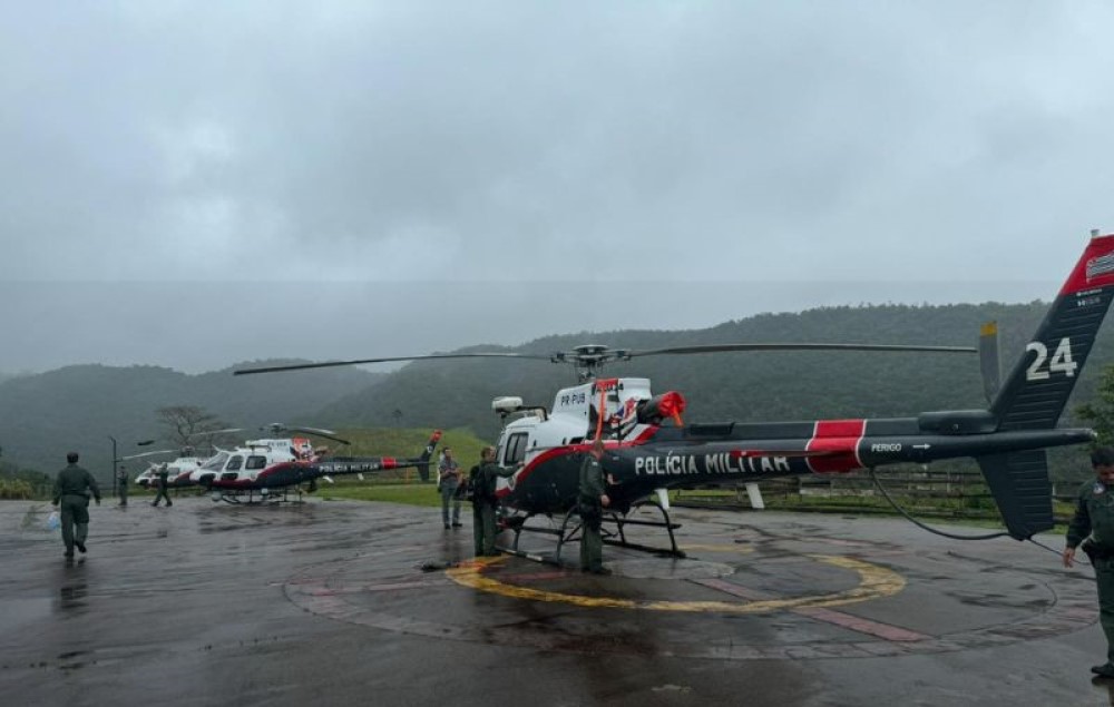 Polícia resgata corpos de vítimas do acidente de helicóptero em Paraibuna