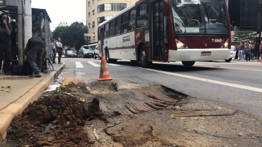 Buracos nas ruas de São Paulo oferecem riscos à população e preocupam pedestres e motoristas