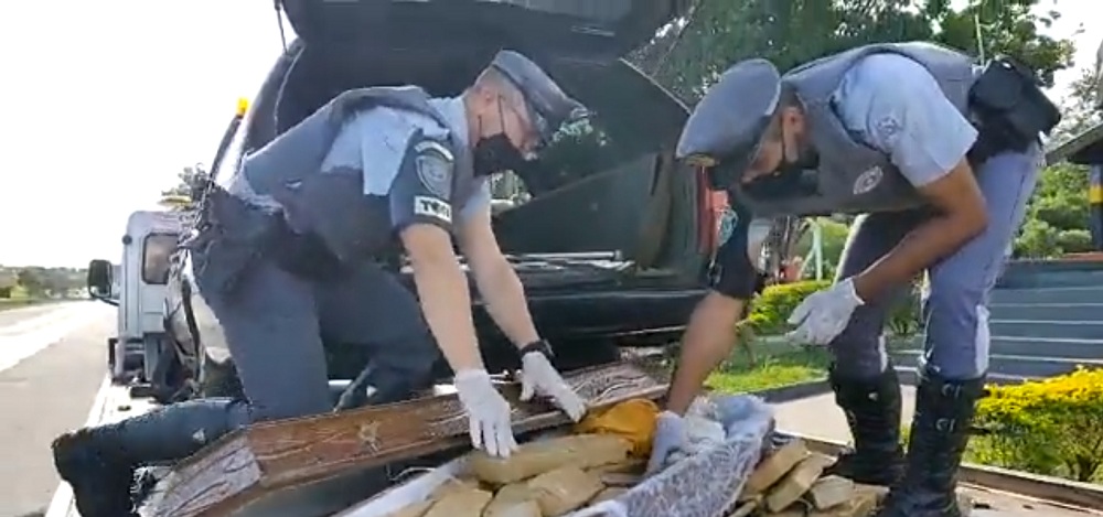 Policiais apreendem 119 tabletes de maconha escondidos em caixão no interior de SP, veja vídeo