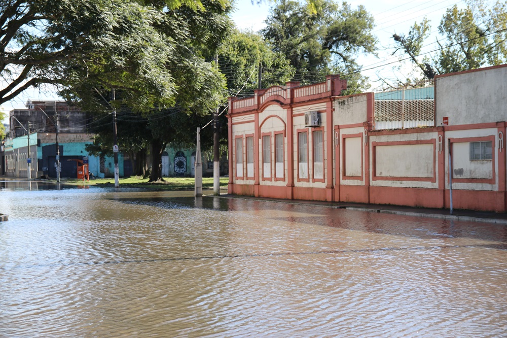 Rio Grande do Sul chega a 169 mortes e 55 mil pessoas em abrigos em decorrência das enchentes