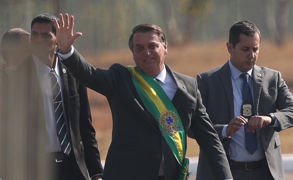 Ao lado de ministros, Bolsonaro acompanha hasteamento da bandeira em Brasília