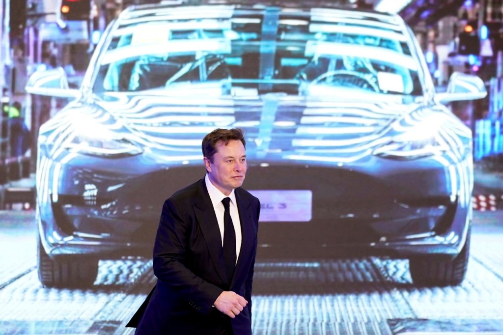 Tesla pagará salário de funcionários ucranianos convocados para lutar na guerra