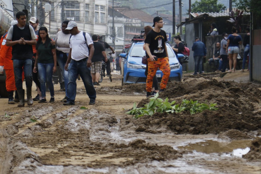 Mortos pelas chuvas em Petrópolis chegam a 186; desaparecidos são 69
