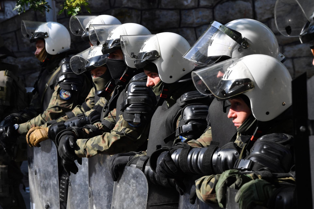 Confrontos entre manifestantes sérvios e forças da Otan deixam 75 feridos em Kosovo