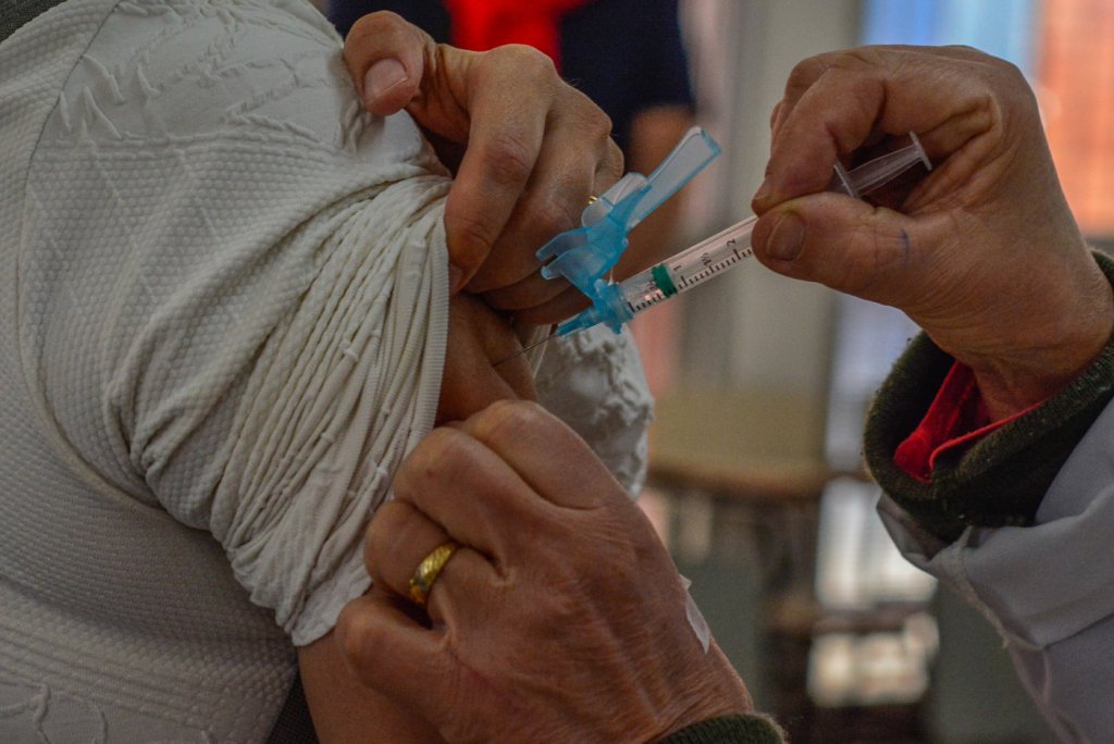 Brasil chega a 70% da população adulta com esquema vacinal completo contra a Covid-19