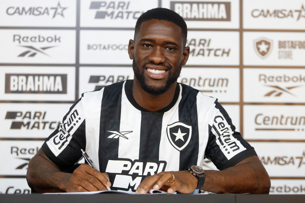 Botafogo anuncia a contratação do zagueiro Quissanga Bastos