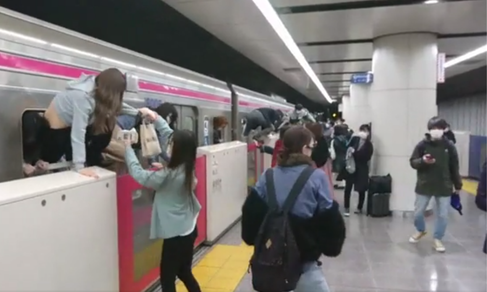 Homem vestido de Coringa esfaqueia passageiros em trem do Japão