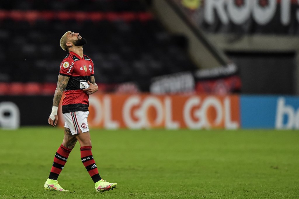 Gabigol desabafa após ser atingido por copo em eliminação do Flamengo: ‘Jamais aceitarei agressões’