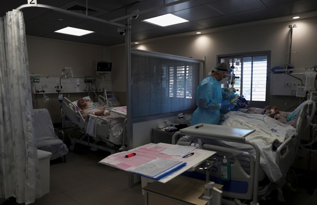 Israel tem nova onda de Covid-19 e prevê que hospitalizações quadruplicarão em setembro