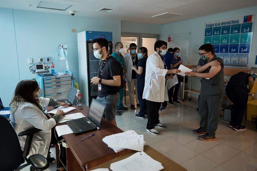 Chile inicia campanha de vacinação no auge da segunda onda de Covid-19
