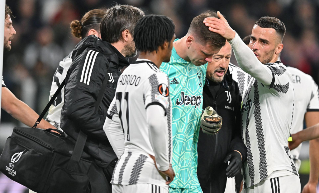 Liga Europa: Goleiro da Juventus sente dor no peito e sai chorando de campo